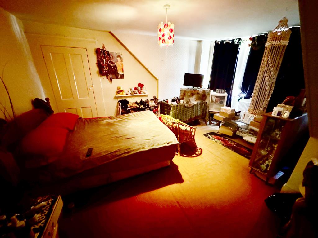 Lot: 150 - FREEHOLD INVESTMENT - THREE-BEDROOM MAISONETTE AND ONE-BEDROOM GARDEN FLAT - Maisonette - bedroom 1